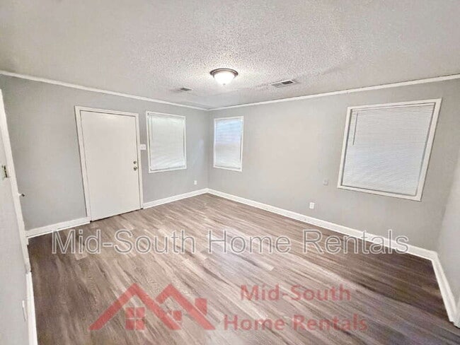 Building Photo - 4050 Pikes Peak Ave