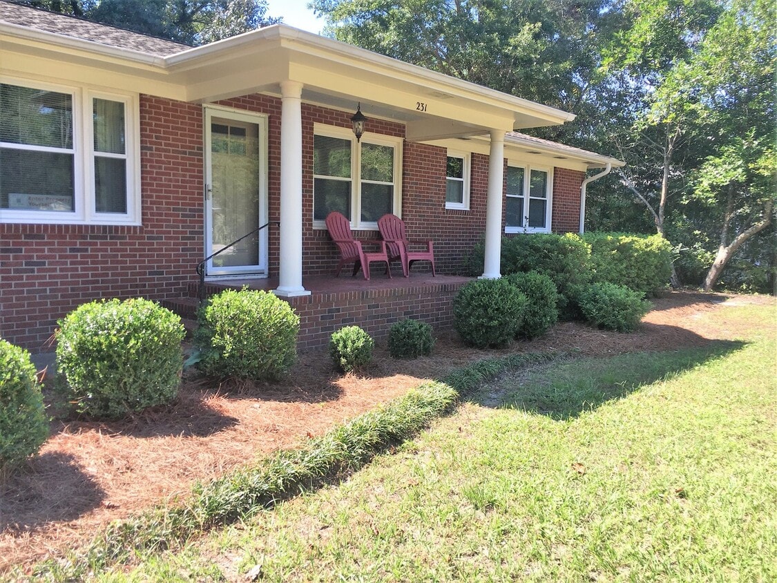 Foto principal - Charming 3 Br with bonus room, 1950 cottag...