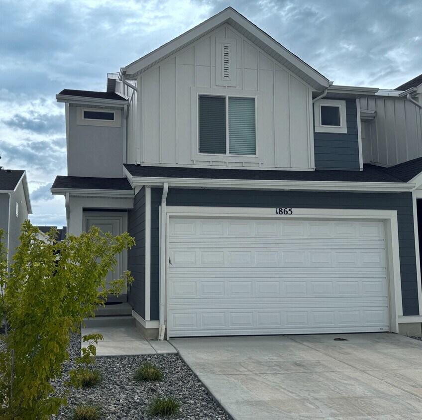 Foto principal - 1865 N Blue Iris Ave
