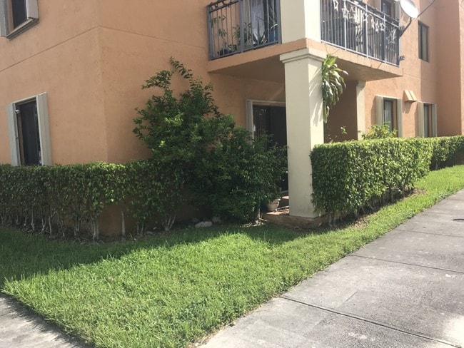 Building Photo - 9340 Fontainebleau Blvd