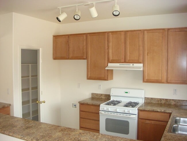 Building Photo - 608 N Robles St