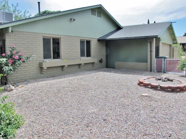 Foto del edificio - 4BR/2BA/2CG 1416 sq.ft. with storage shed in Sierra Vista, AZ