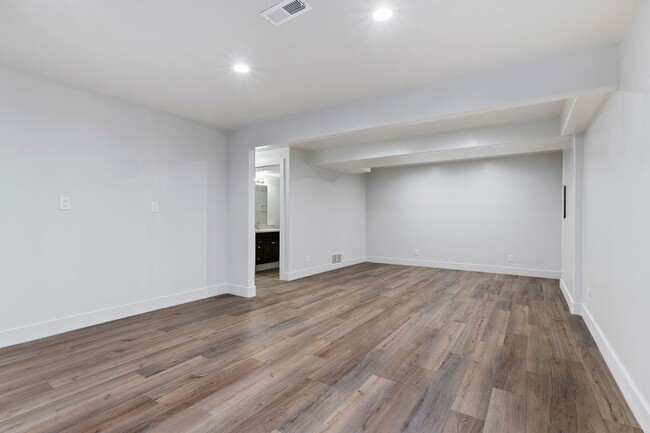 Building Photo - Amazing Single Family Home for Rent in Sar...