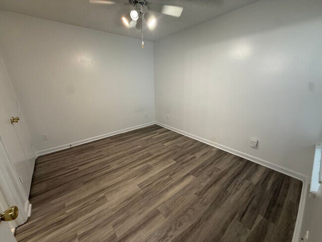 Foto del edificio - 1521-104 GRADUATE LN