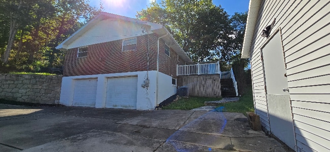 Building Photo - 1801 Oakwood Dr