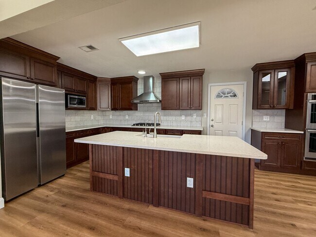 Foto del edificio - Renovated 3BR/2BA Rental w/ Open Floor Plan, Modern Kitchen, Fenced Yard & Bonus Room!