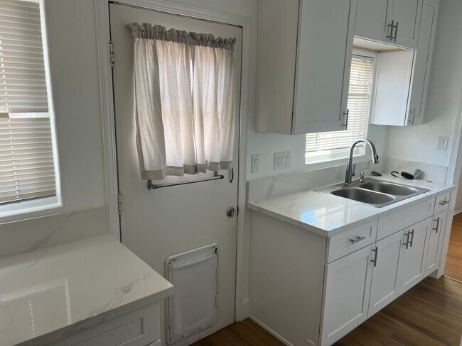 Foto del edificio - 2 Bed/1 Bath Newly Remodeled Home Featurin...
