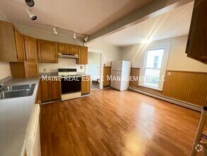 Building Photo - 59 Elm St