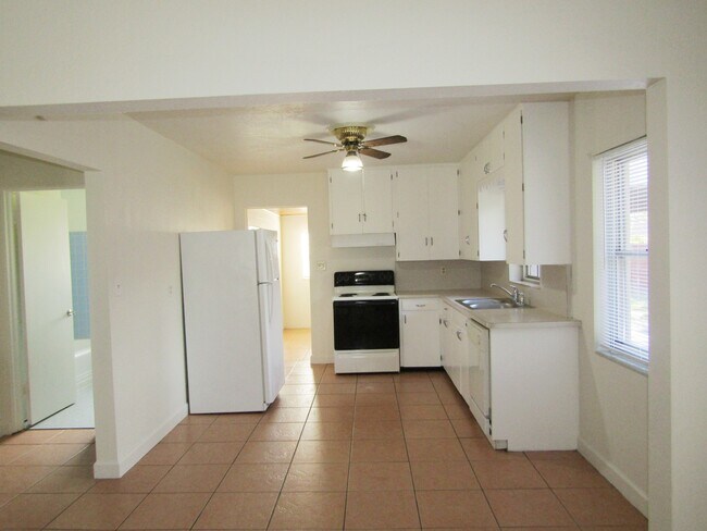 Building Photo - 606 Lorraine Cir