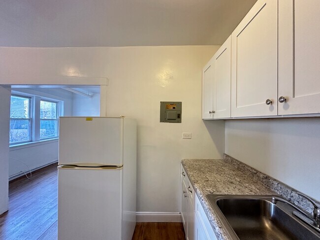 Building Photo - 2432 N Linden Pl