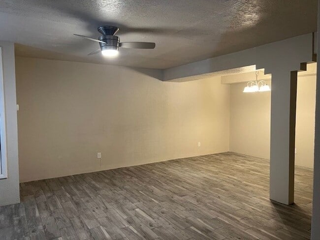 Building Photo - Great Location!