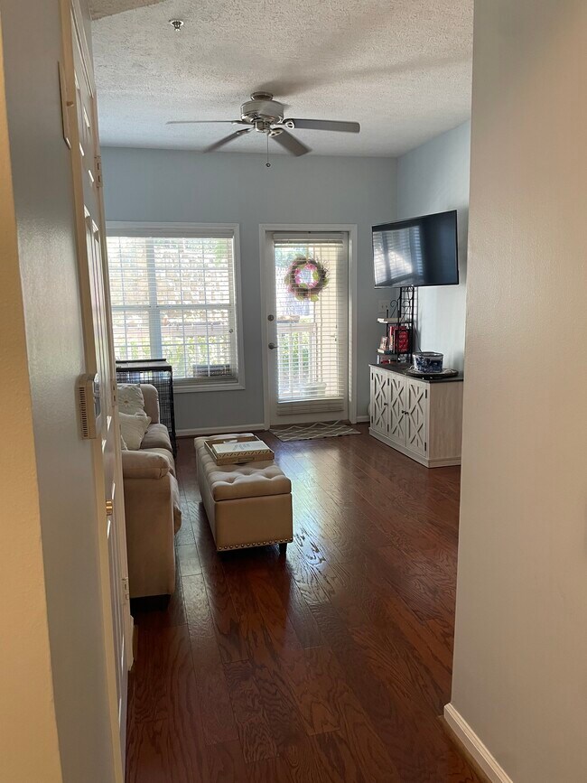 Living area - 1250 Parkwood Cir SE