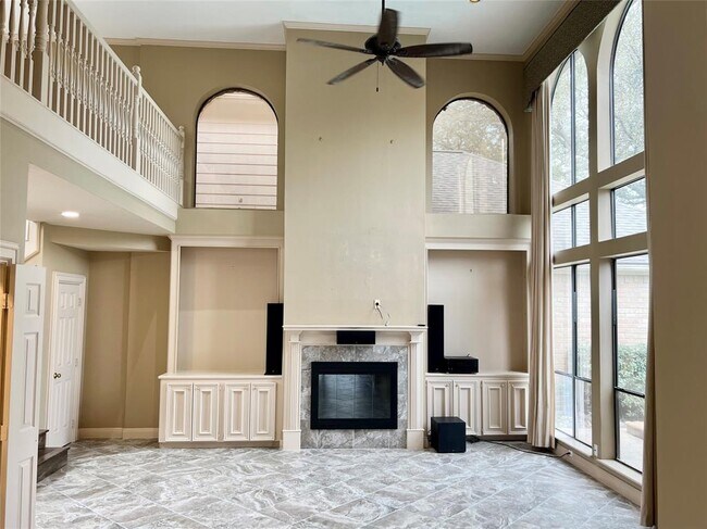 Building Photo - 8104 Oakwood Pl