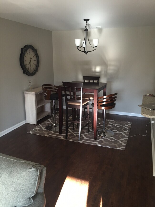 comedor - 605 Admiral Dr