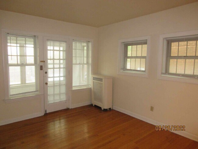 Foto del edificio - Available September 2026 Large Remodeled 1 Bedroom Apartment with Free Heat!