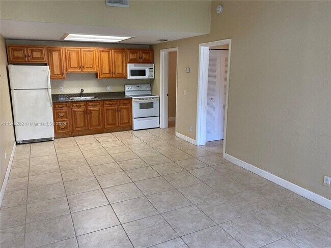 Building Photo - 7118 Southgate Boulevard Apt #7118, North ...