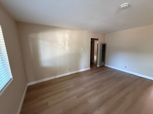 Foto del edificio - $2,695 - 2 Bd/1 Ba Duplex with remodeled kitchen and bath in Gilroy-Large backyard