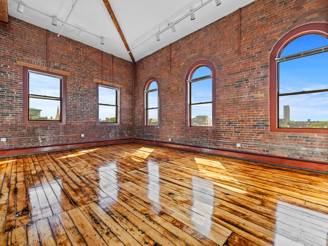 Living room with City View - Piano Craft Guild Apartments