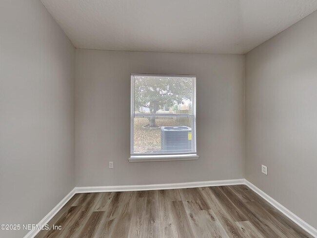 Foto del edificio - 2450 Creekfront Dr