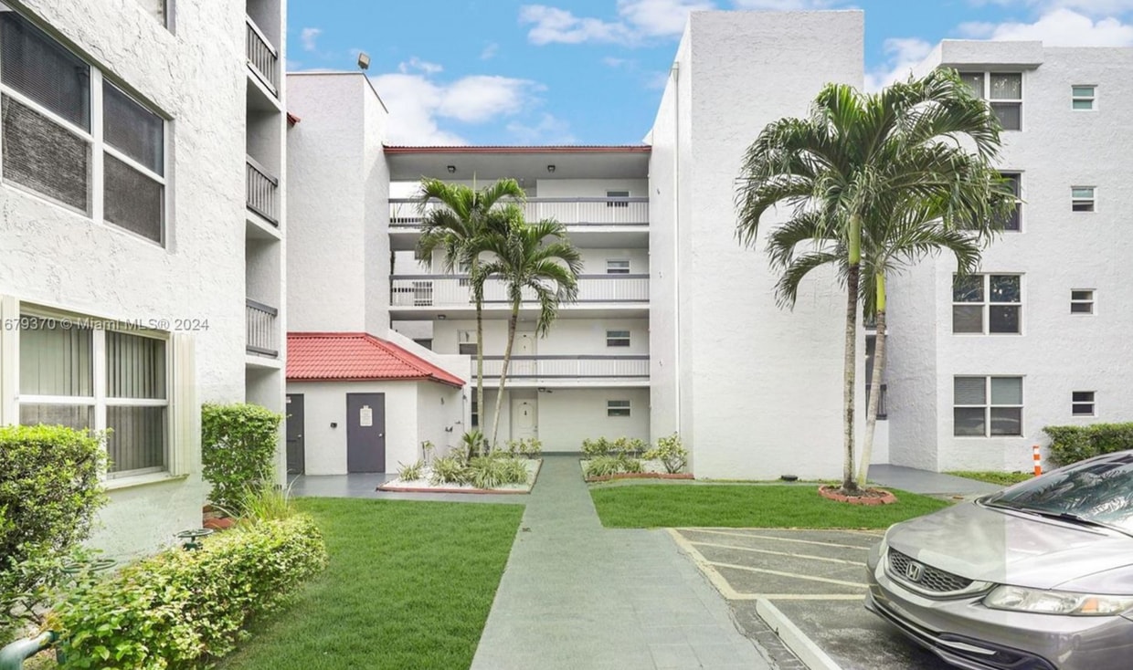 Photo - 9461 Evergreen Pl (Davie, FL)