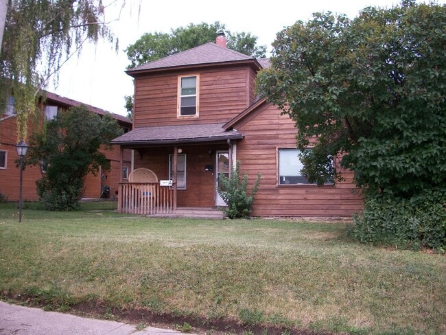 Building Photo - 1+ Bedroom, 1 Bathroom Unit in 3 plex - cl...