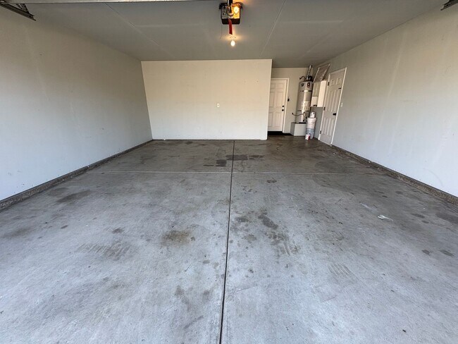 Building Photo - NW Visalia home available now!