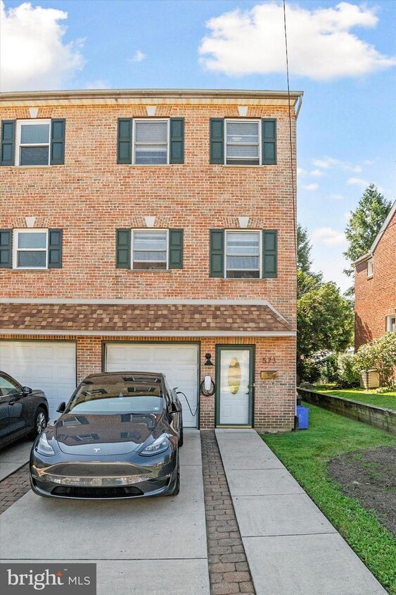 Primary Photo - 573 Parker Ave