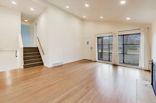 Foto del edificio - 3530 Hillside Rd