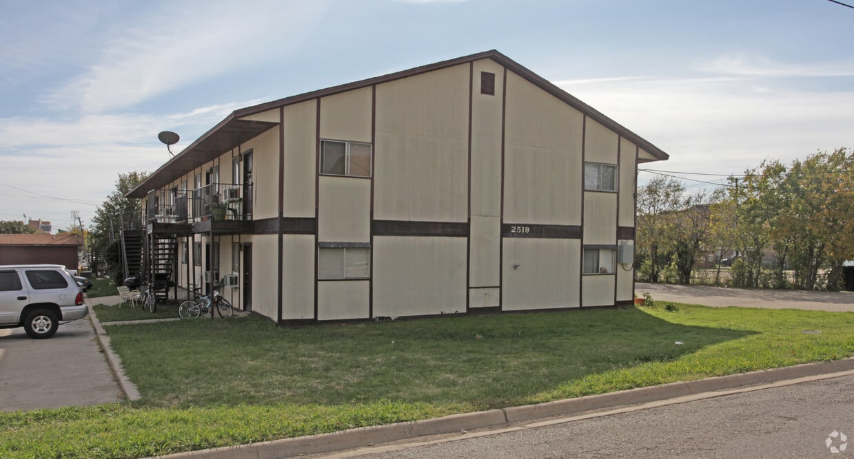 Building Photo - 2519 Stella St