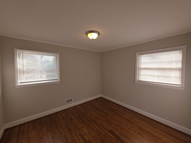 Foto del edificio - 1322 Briar Creek Rd