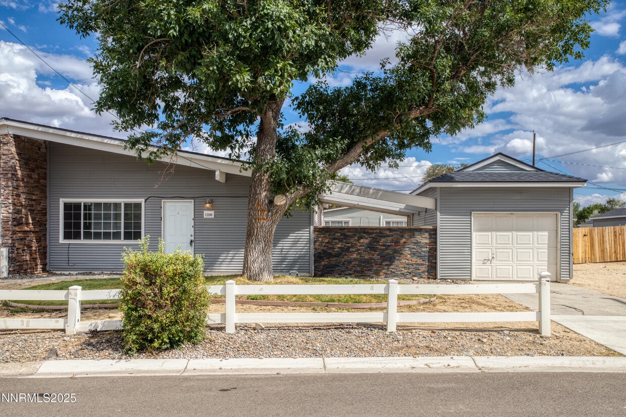 Foto principal - 12100 Himalaya St