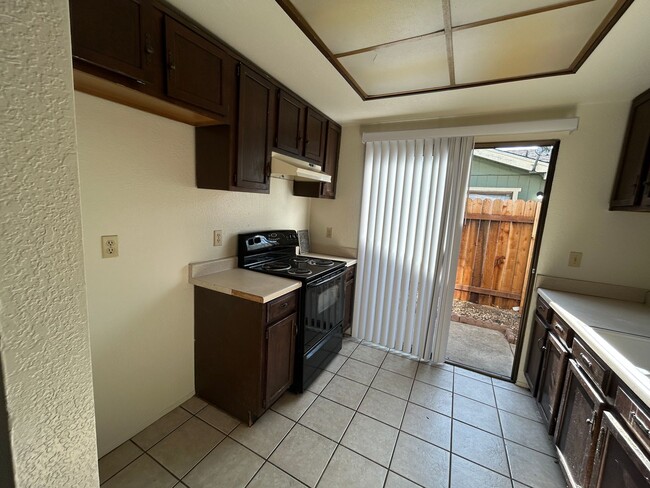 Building Photo - Cozy 3 Bedroom Duplex