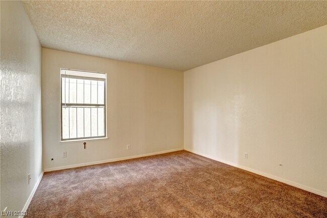 Building Photo - 2117 Sun Ave