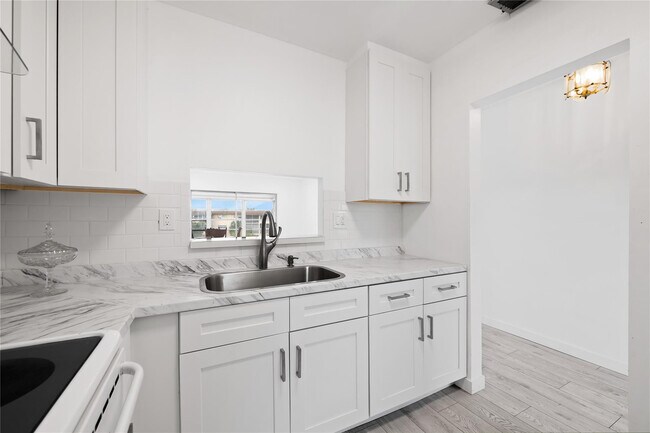 Building Photo - 5031 W Oakland Park Blvd