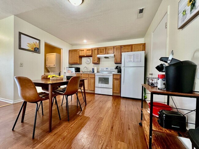 Foto del edificio - 3 Bedroom 1 Bathroom Attached House