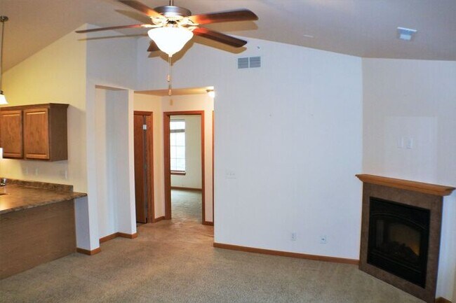 Building Photo - 545 Pond View Dr