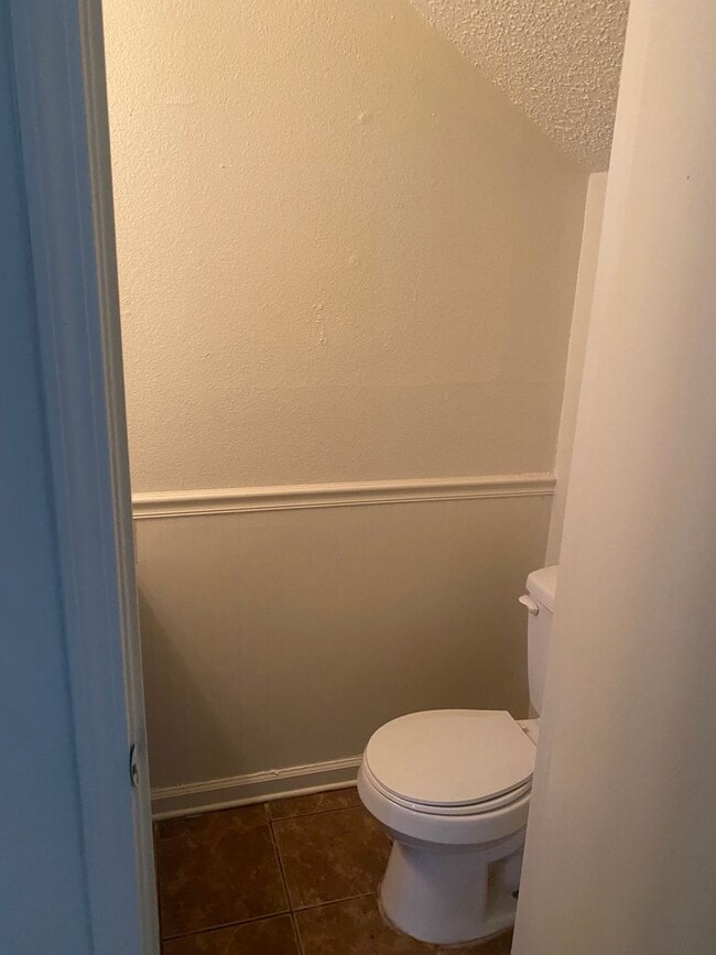 Building Photo - Great 2 Bedroom 2.5 Bath condo. Waiting fo...