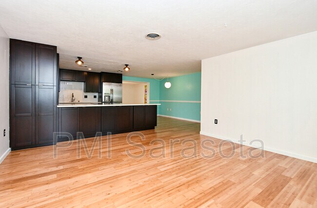 Foto del edificio - 7355 Cass Cir