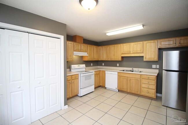 Building Photo - 7161 Pine Blossom Rd