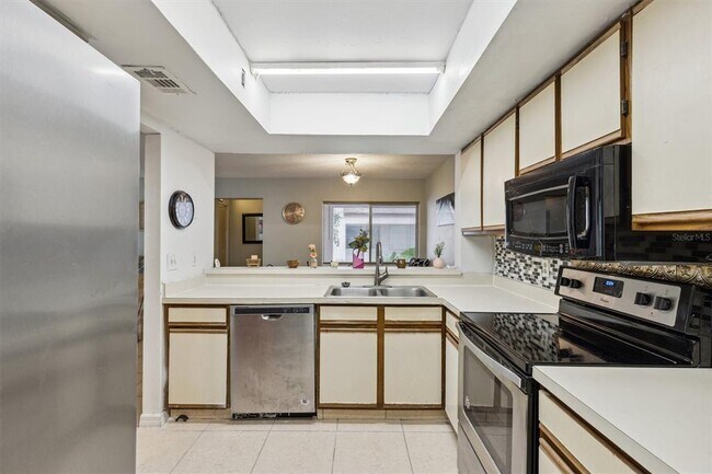 Building Photo - 2554 Lakeway Branch Dr