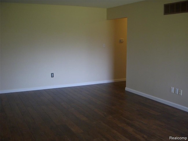 Foto del edificio - 670 E Fox Hills Dr