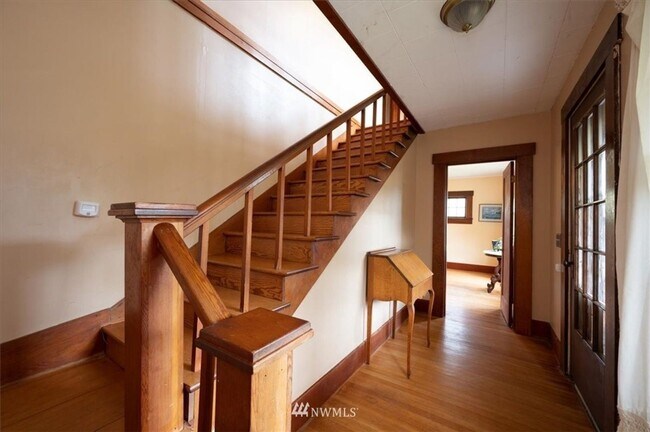 Building Photo - 3 Bedroom 1800 sq ft Cute Farm House with ...