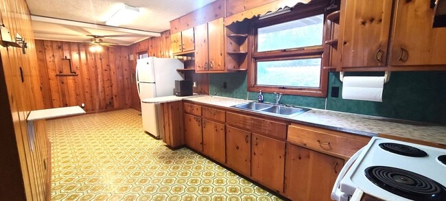 Building Photo - HALF OFF FIRST MONTH RENT! Single family brick home with full unfinished bsmt & detached garage