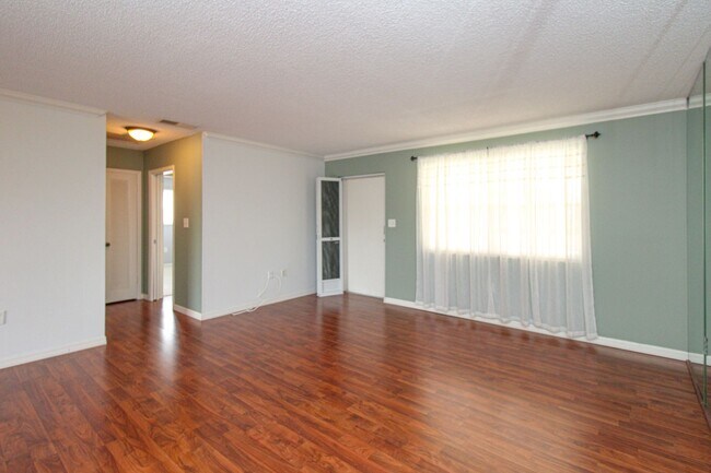 Building Photo - ** ADORABLE 2ND FLOOR 2/2 CONDO CANAL VIEW...