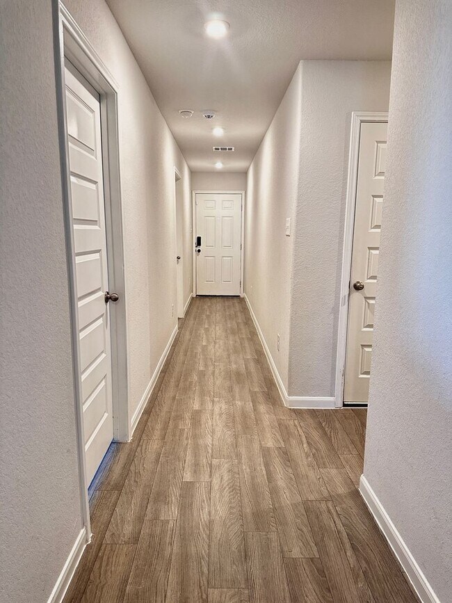Foto del edificio - Stunning 4-Bedroom Home in Cleveland - Spa...