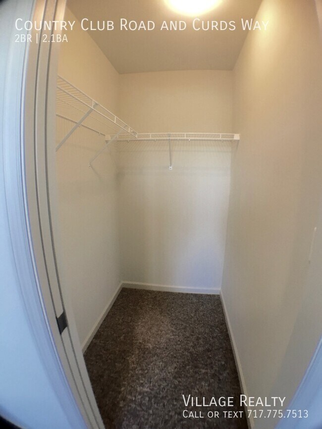 Building Photo - Spacious 2 bed, 2.5 bath Townhome with Gar...