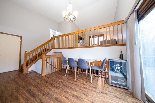 Foto del edificio - 825 Golden Meadow Rd