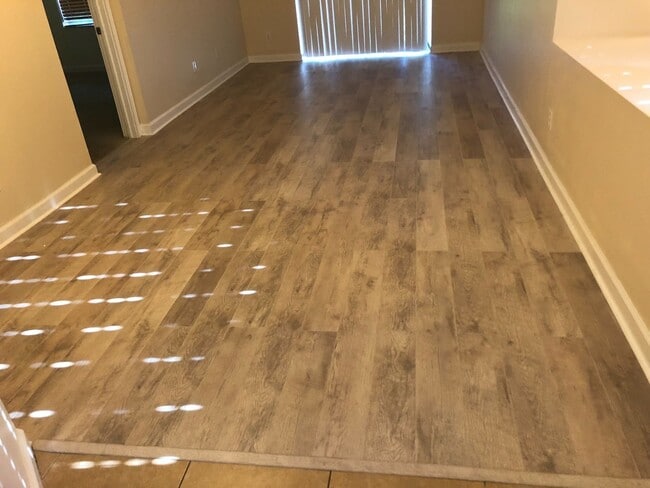 Building Photo - Grab this Spacious 4 Bedroom 2.5 Bath Townhouse