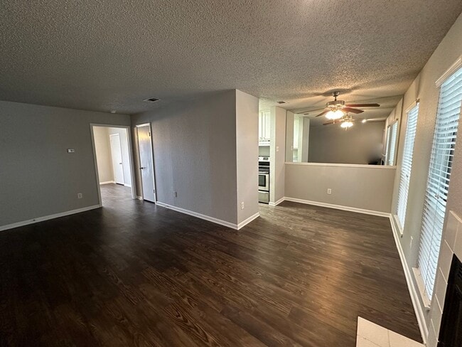 Foto del edificio - Second story one bedroom unit with balcony.