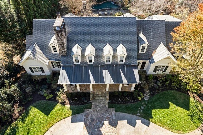 Foto del edificio - 5000 Long Island Dr